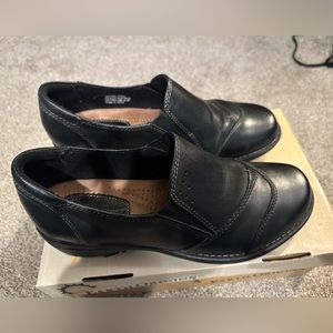 Earth Origins Women’s black leather Victoria loafer/slip on shoes